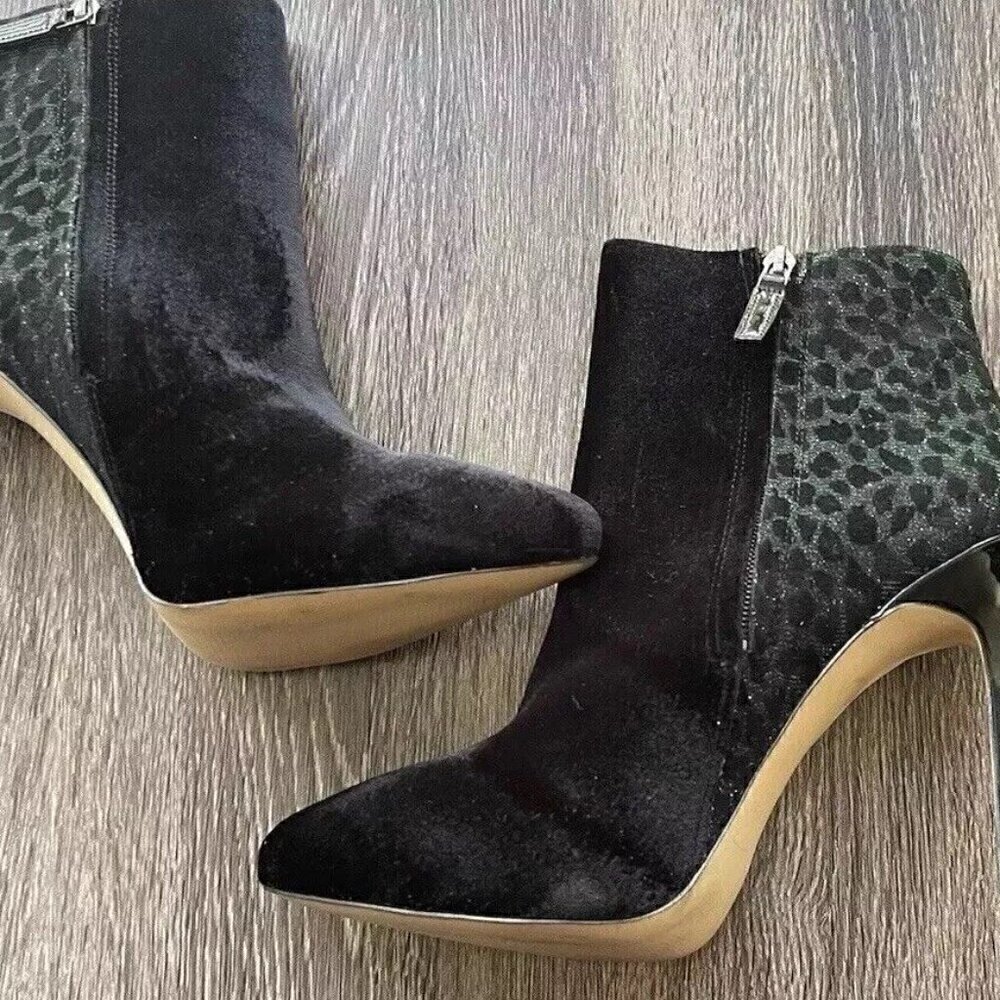 Nine West Women’s Black Velvet Pointed Toe Ankle Booties Size 8.5 Leopard Color